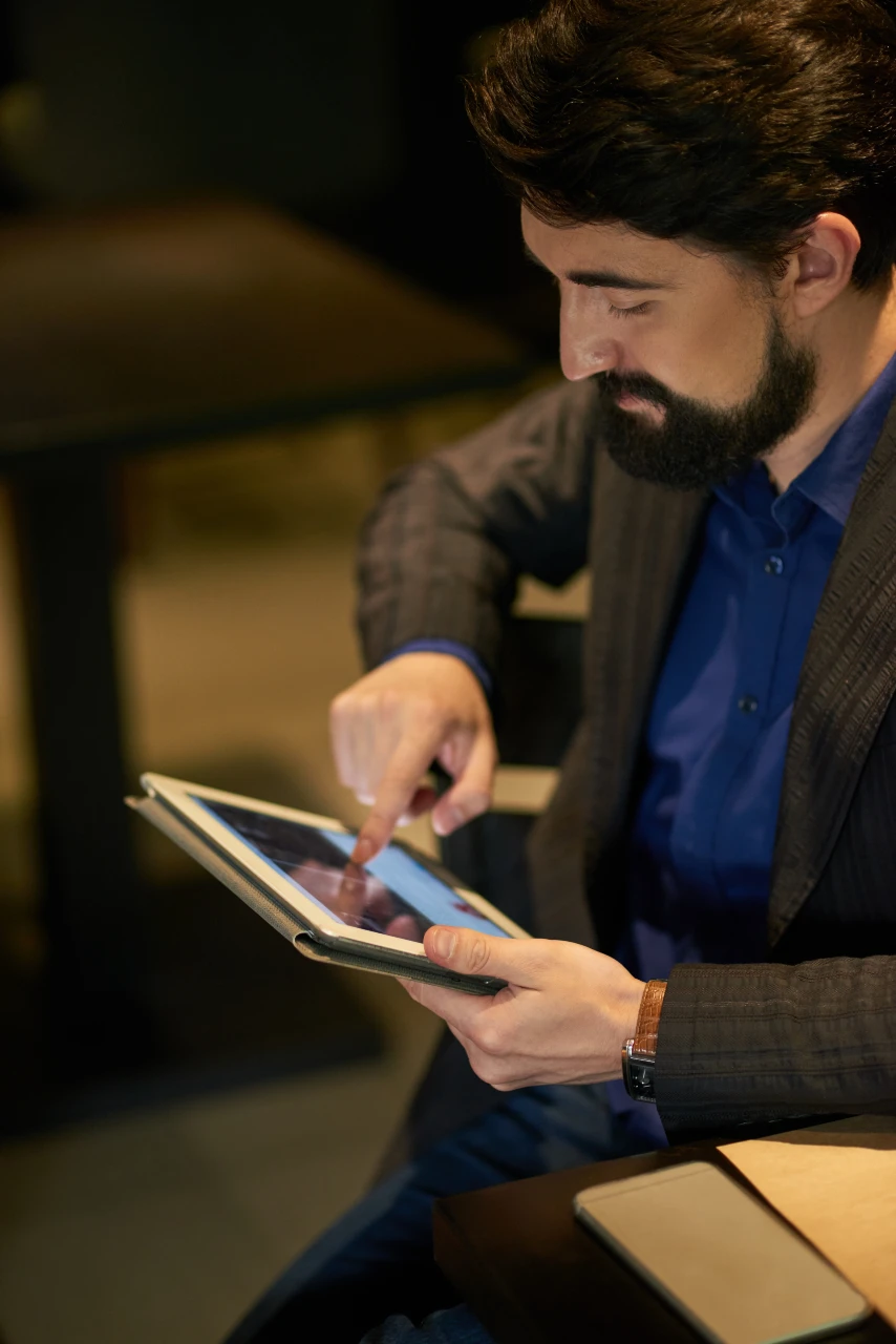 application and maintainance services digital marketing expert is standing